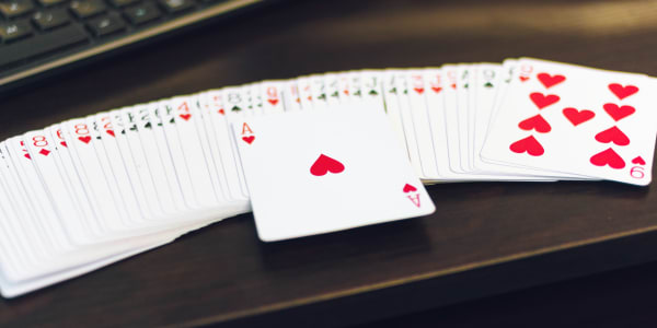 Lepkavé a nelepivé bonusy v mobilnom kasíne: Vysvetlenie